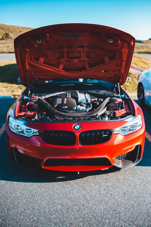 BMW met motorkap open